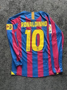 Ronaldinho FC Barcelona #10 Signed Football Shirt Beckett Witnessed for sale on Ebay