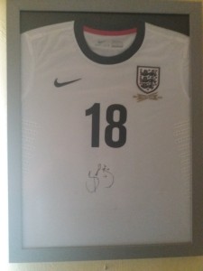 DUNIA SUSI. OFFICIAL ENGLAND SHIRT No. 18.HAND SIGNED BACK & FRONT IN FRAME RARE for sale on Ebay