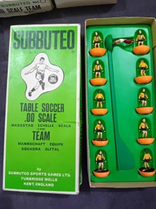 Subbuteo Table Soccer OO Scale Heavyweight Team Boxed Set Players & Goalkeeper for sale on Ebay