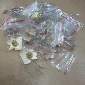 FORTY MANCHESTER UNITED BADGES NEW SEALED* OLD STOCK MAN UTD MERCHANDISE BARGAIN for sale on Ebay