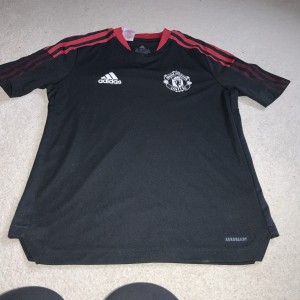 Manchester United Season 2021/22 Training Collection Top. Size 164 Age 13 for sale on Ebay