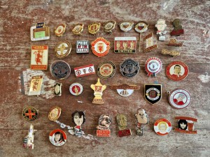 MANCHESTER  UNITED  F C - 40 x DIFFERENT  COLLECTABLE  FOOTBALL  Pin  BADGES for sale on Ebay