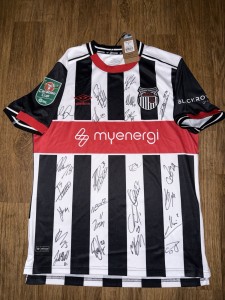 SIGNED GRIMSBY TOWN SHIRT 25/26 CARABAO CUP MANCHESTER UNITED PROOF SIGNED BY 25 for sale on Ebay