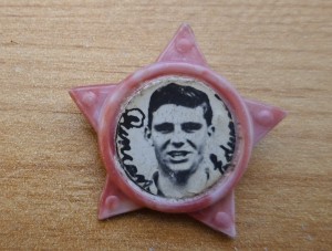 VINTAGE 1957 DUNCAN EDWARDS MANCHESTER UNITED RED PLASTIC PLAYER STAR PIN BADGE for sale on Ebay