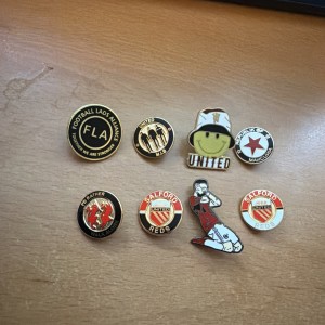 8 X MANCHESTER UNITED BADGES SALFORD REDS MIB BRUNO FERNANDES REPUBLIK MANCUNIA for sale on Ebay