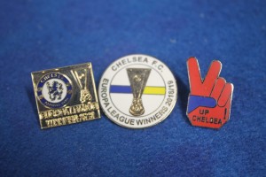(39) CHELSEA FOOTBALL CLUB  3 ASSORTED CHELSEA METAL PIN BADGES for sale on Ebay