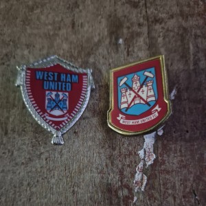 WEST  HAM  UNITED  F C - 2 x COFFER VINTAGE INSERT  COLLECTABLE FOOTBALL BADGES for sale on Ebay