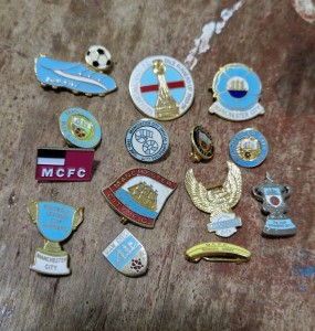 MANCHESTER CITY  F C - 14 x VINTAGE COLLECTABLE  FOOTBALL Pin BADGES for sale on Ebay
