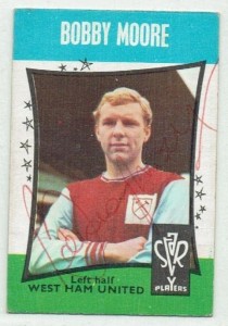BOBBY MOORE signed 1967/68 A&BC card #11 WEST HAM UTD FULHAM ENGLAND 1966 for sale on Ebay