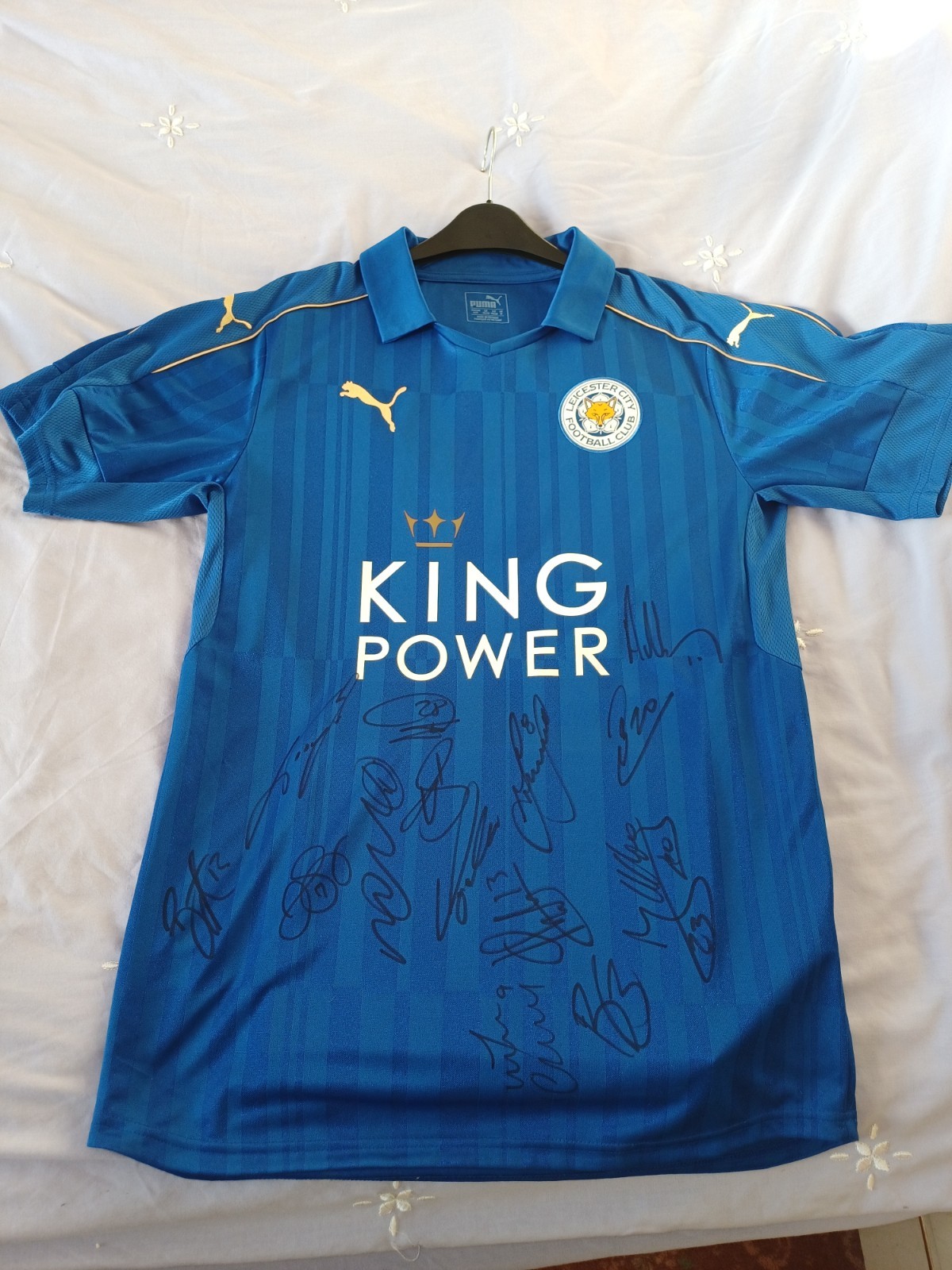 2016/17 Wes Morgan Leicester City Shirt signed by team for sale on Ebay