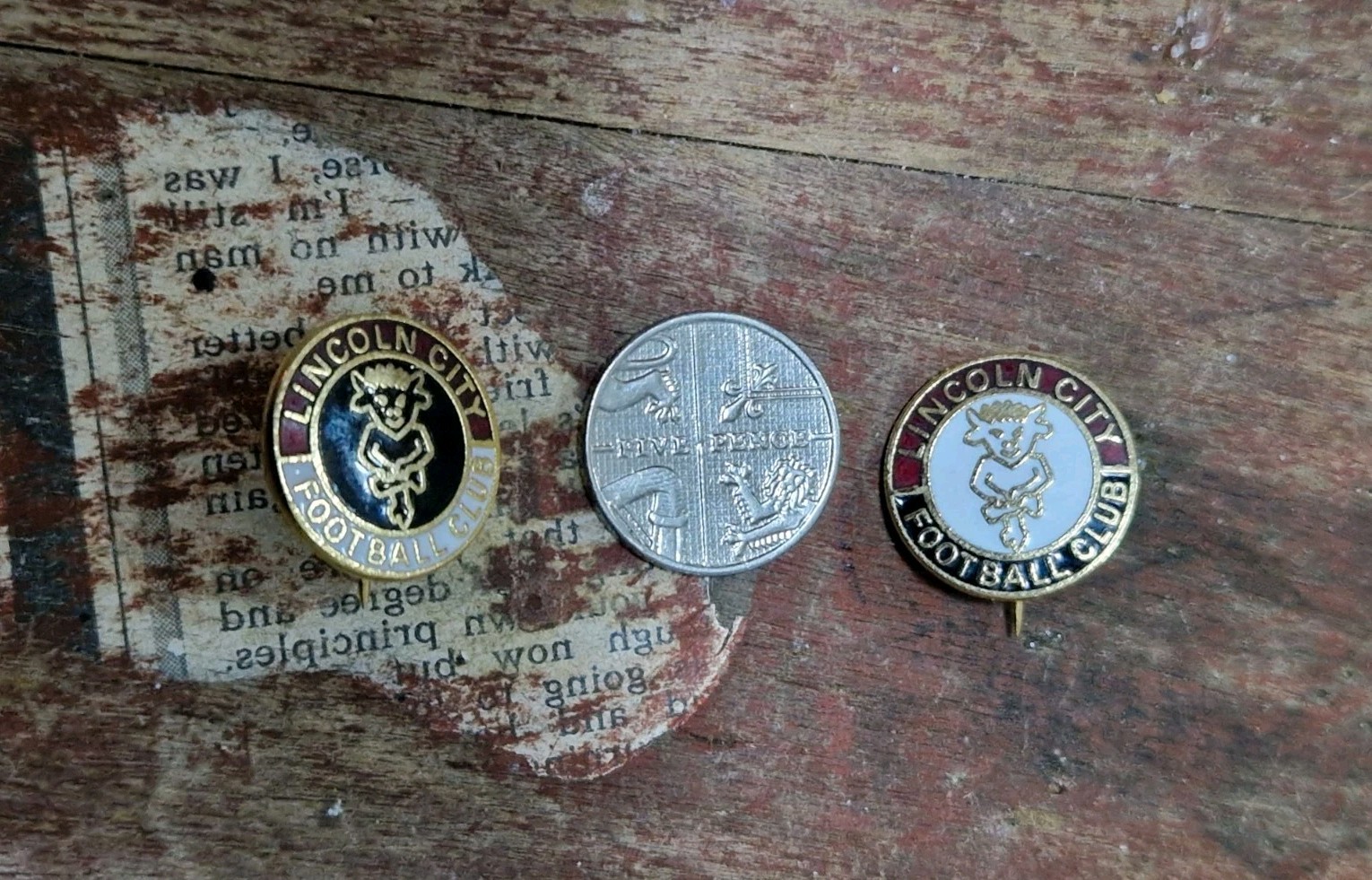 LINCOLN  CITY  F C - 2 x VINTAGE 80's  COLLECTABLE  FOOTBALL  Pin BADGES for sale on Ebay