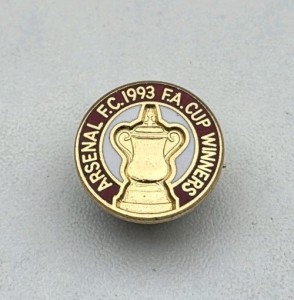 RARE ARSENAL 1993 FA CUP WINNERS SMALL ROUND VINTAGE PIN BADGE for sale on Ebay