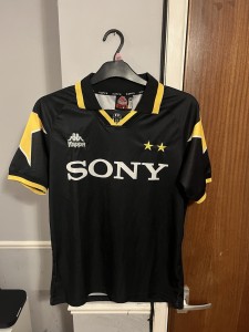 Juventus Football Shirt Size Medium for sale on Ebay