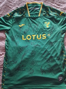 NORWICH CITY AWAY SHIRT SIGNED BY 21 - 