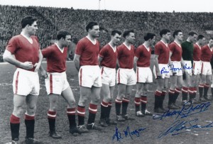 *LOW START BID* HAND SIGNED 12 x 8 PHOTO MAN UNITED - LINE UP v RED STAR for sale on Ebay