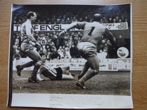 Sunderland Vs Blackpool - 1988 - Gates scores - Wire Original Press Photo for sale on Ebay