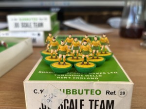 Subbuteo - HW TEAM - Ref 28 - Norwich City (YELLOW SOCKSVERSION) - ORIG. REF BOX for sale on Ebay