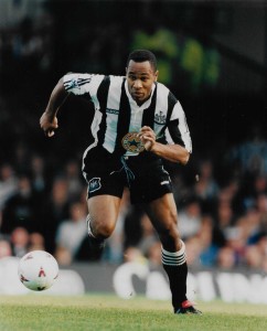 Les Ferdinand - NEWCASTLE UNITED - 10 x 8 Original Press Photograph for sale on Ebay