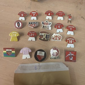 COLLECTION OF 20 VARIOUS MANCHESTER UNITED BADGES MUFC FAN GIFT SET IDEA PRESENT for sale on Ebay