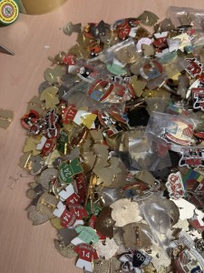 MASSIVE SET OF APPROXIMATELY 700 MANCHESTER UNITED BADGES CLEARANCE NO RESERVE  for sale on Ebay