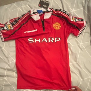 Umbro Manchester United Home Shirt Red Short Sleeve Beckham 7 Adults Size L for sale on Ebay